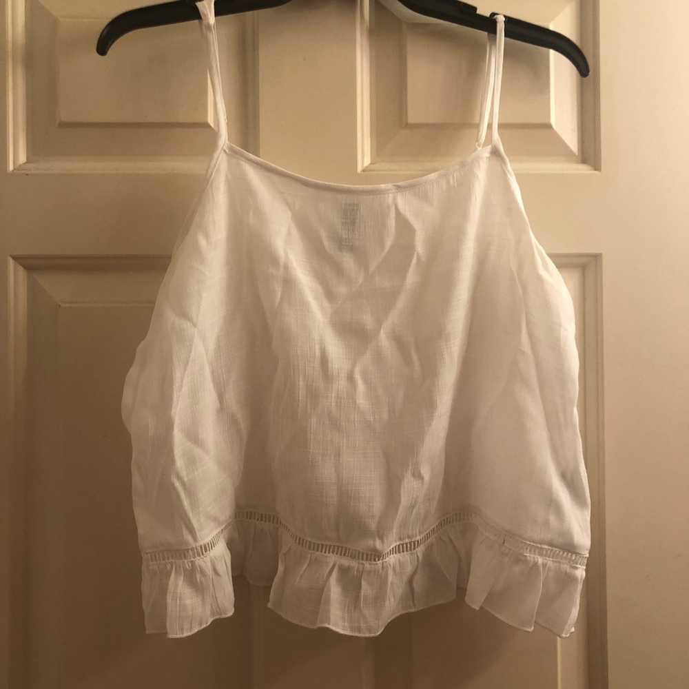 Adorable white H&M tank top perfect for spring!